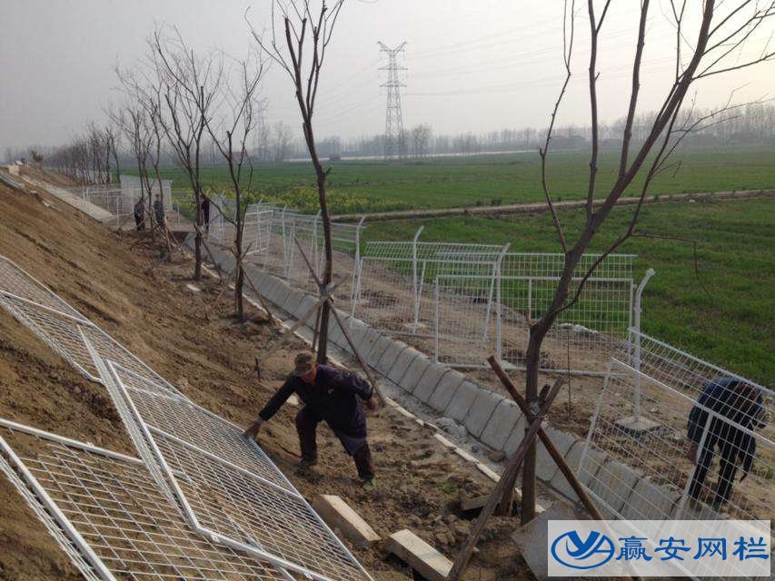 高速公路護欄網(wǎng)安裝