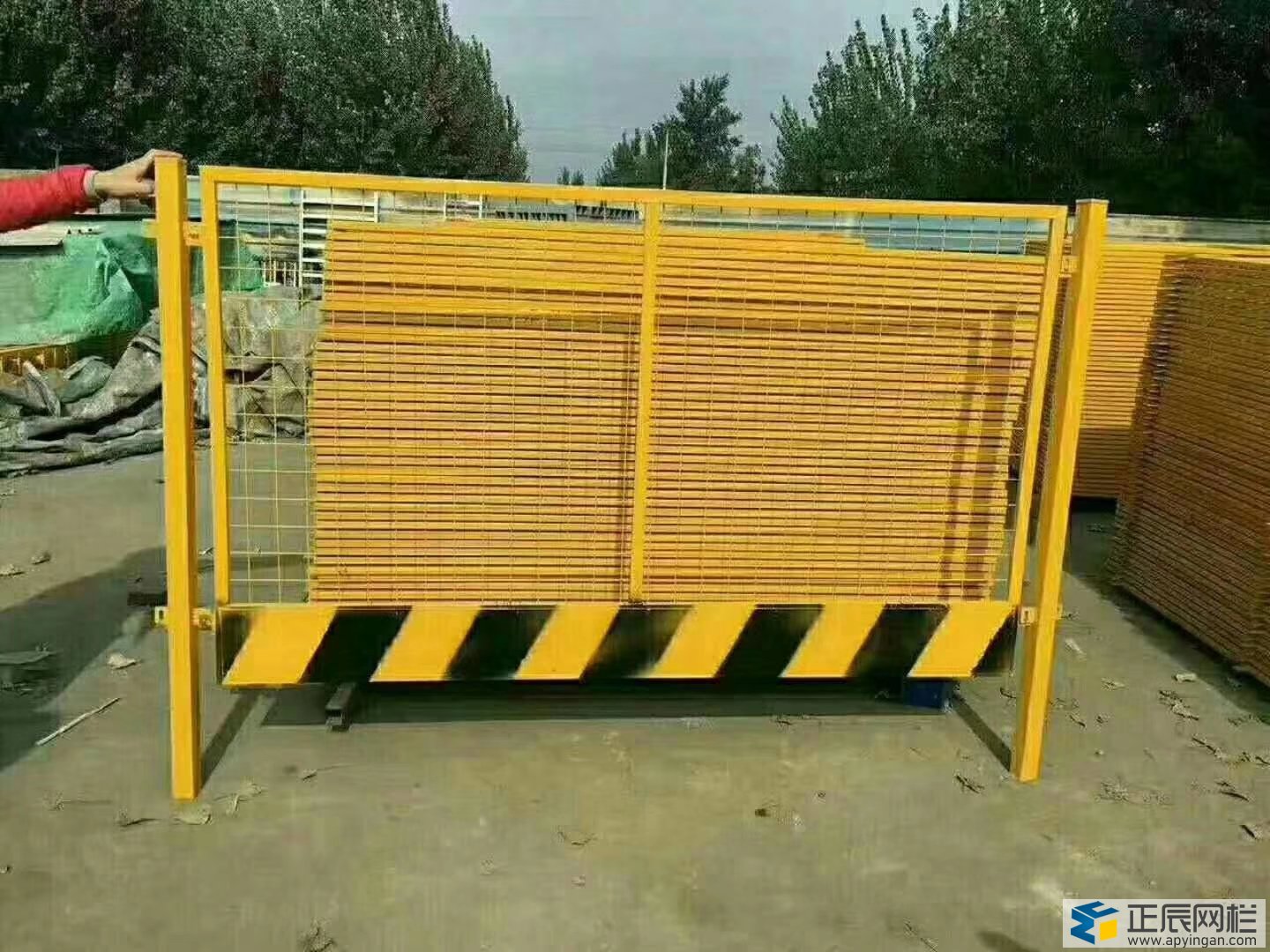 現(xiàn)貨工地基坑護(hù)欄