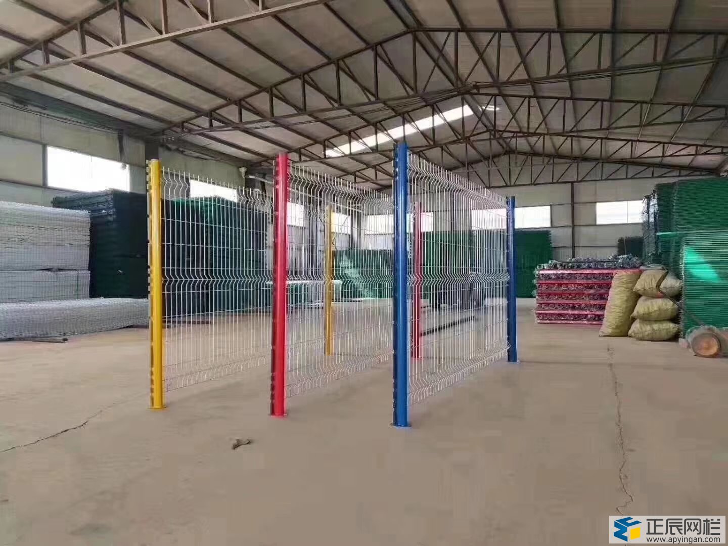 桃型柱護欄網立柱與網片不同色彩搭配